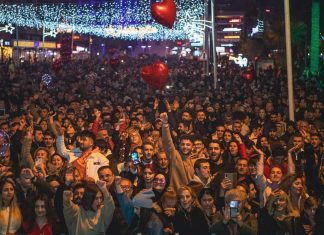 KUŞADASINDA SOKAK PARTİSİ