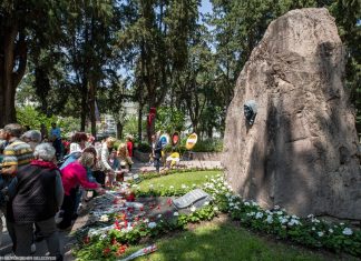 ANNELER GÜNÜNDE ZÜBEYDE HANIM KABRİ BAŞINDA ANILDI