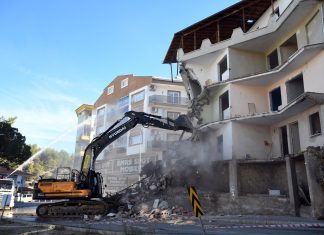 DEPREMDEN HASARLI RAPOR ALAN BİNALAR YIKILIYOR