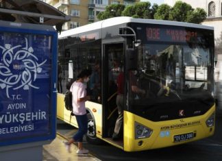 SARI CİVCİV SÜRÜCÜSÜ DURAKTAKİ YOLCULARI UMURSAMADI!