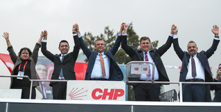ATATÜRK VE İNÖNÜYE AYYAŞ DİYEN GENEL BAŞKANININ RESMİNİ NEDEN ASMIYORSUN