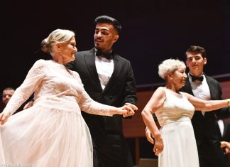 RUHU GENÇ İZMİRLİLER GÖSTERİLERİYLE BÜYÜLEDİ