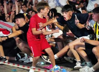 MİLLİ TAKIM İZMİRLİLERİ SEVİNCE BOĞDU