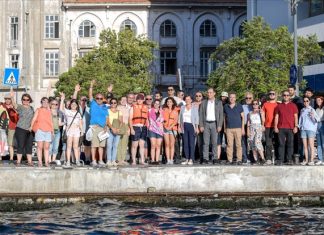 İZMİR’Lİ MİMAR VE MÜHENDİSLER KARTON TEKNELERLE YARIŞTI