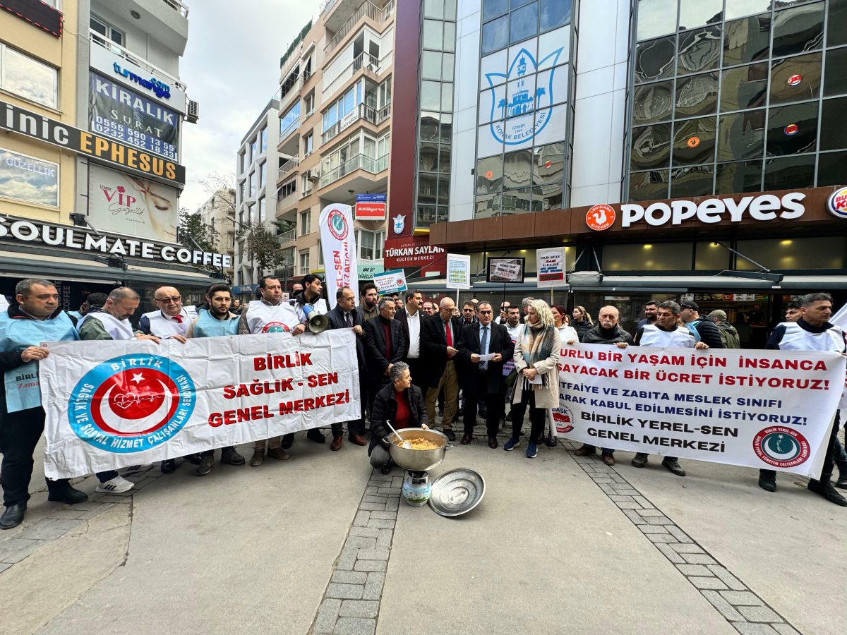 İzmir’de memurlardan maaş zamlarına helvalı-fatihalı tepki