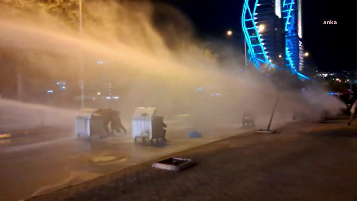 İzmir’de, Ekrem İmamoğlu’nun gözaltına alınmasını protesto eylemlerine katılan 176 kişi gözaltına alındı