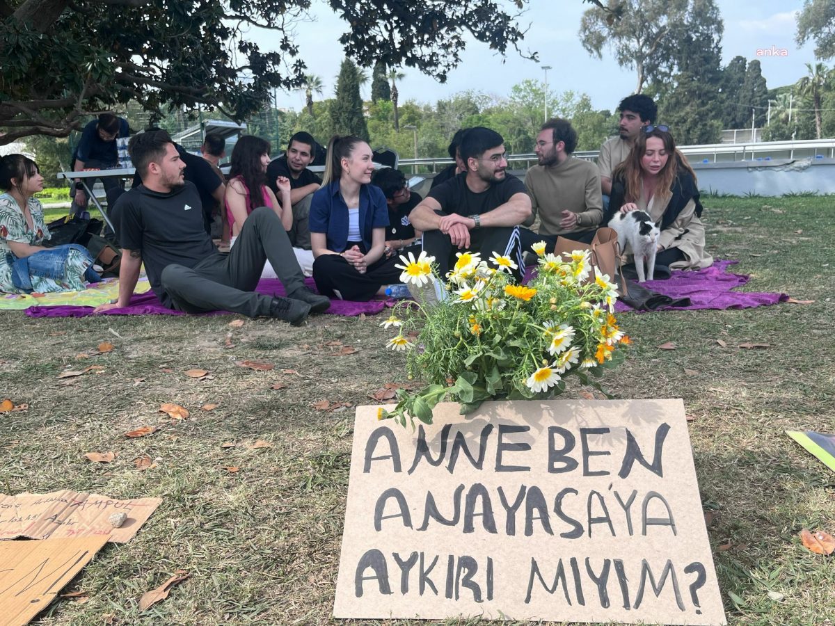 İzmirli gençler oturma eyleminde