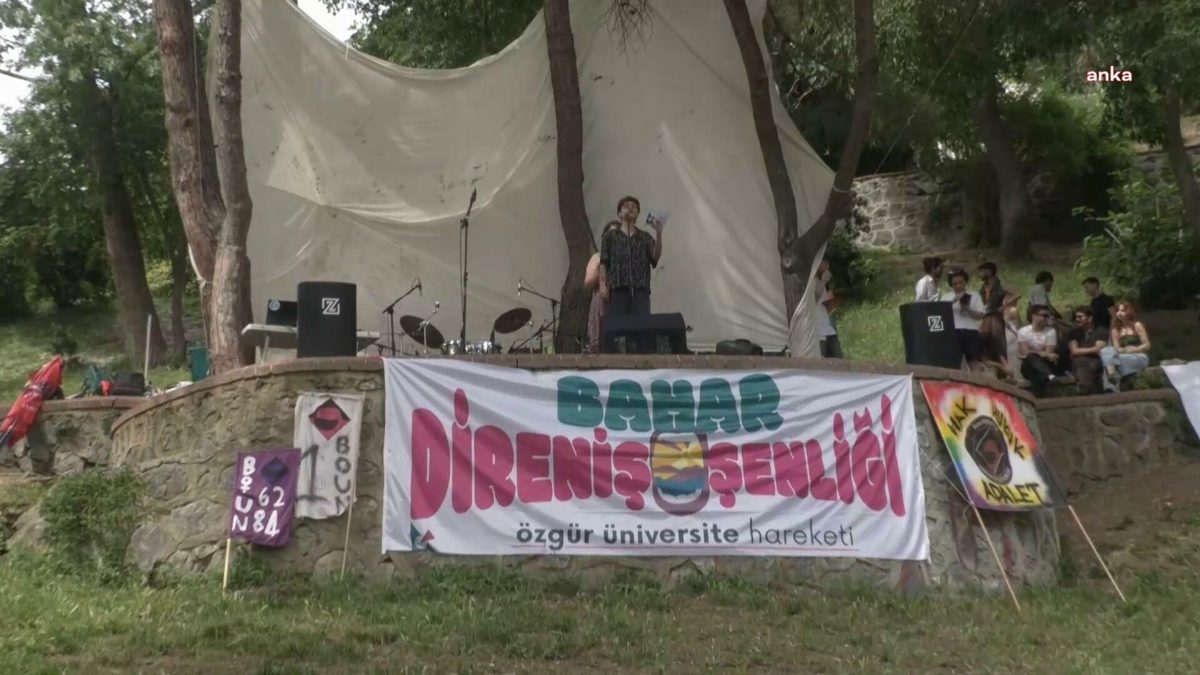 Sanatçı Cem Akarsu ‘cumhurbaşkanına hakaret’ suçlamasıyla tutuklandı