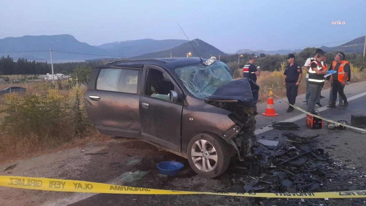 İzmir’de üç aracın karıştığı zincirleme trafik kazasında beş kişi yaşamını yitirdi