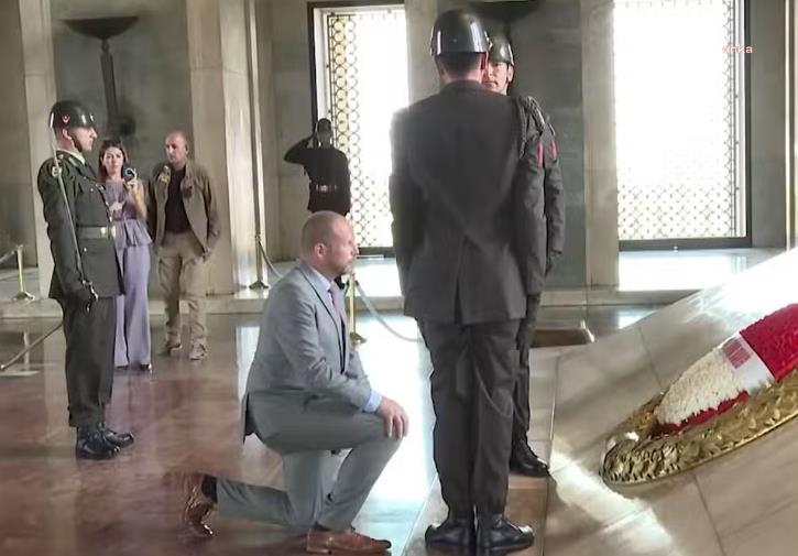 Özgür Özel’den Atatürk’ün mozolesi önünde diz çöken Francken’e mektup