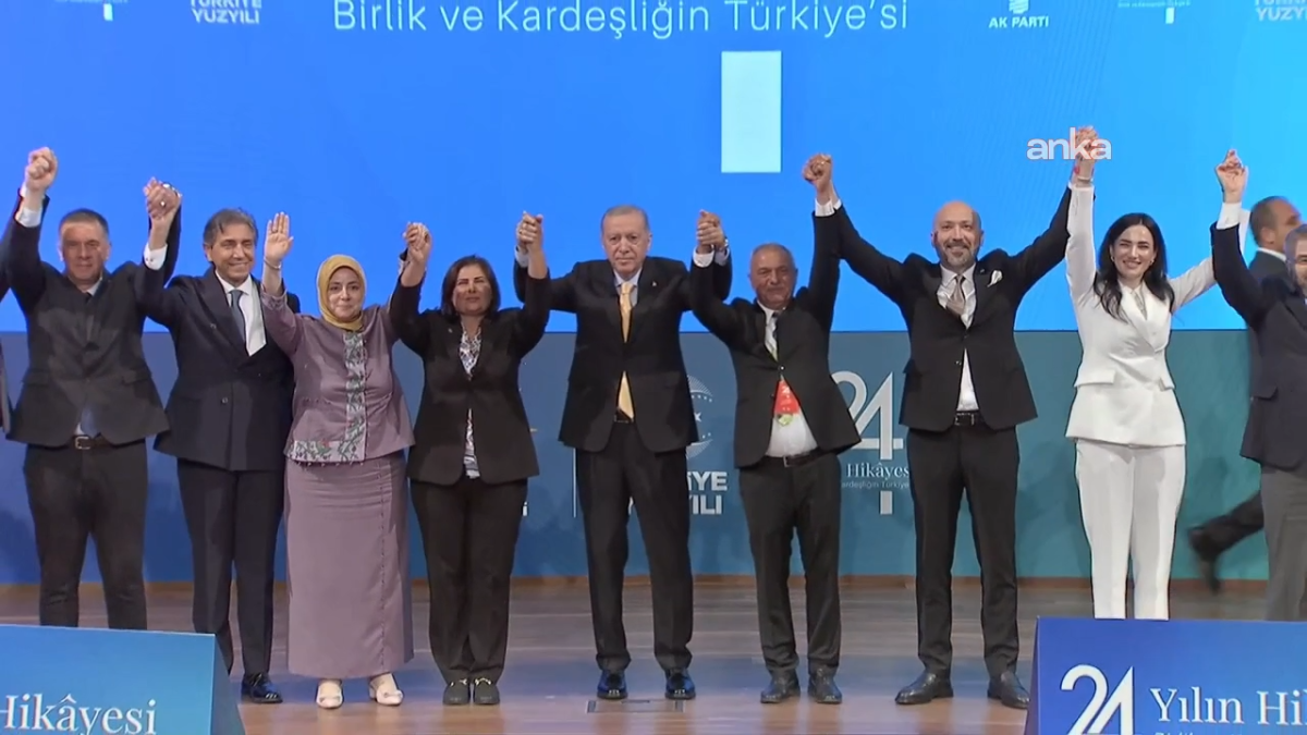 Cumhurbaşkanı ve AK Parti Genel Başkanı Erdoğan, partiye katılan belediye başkanlarına rozetlerini taktı