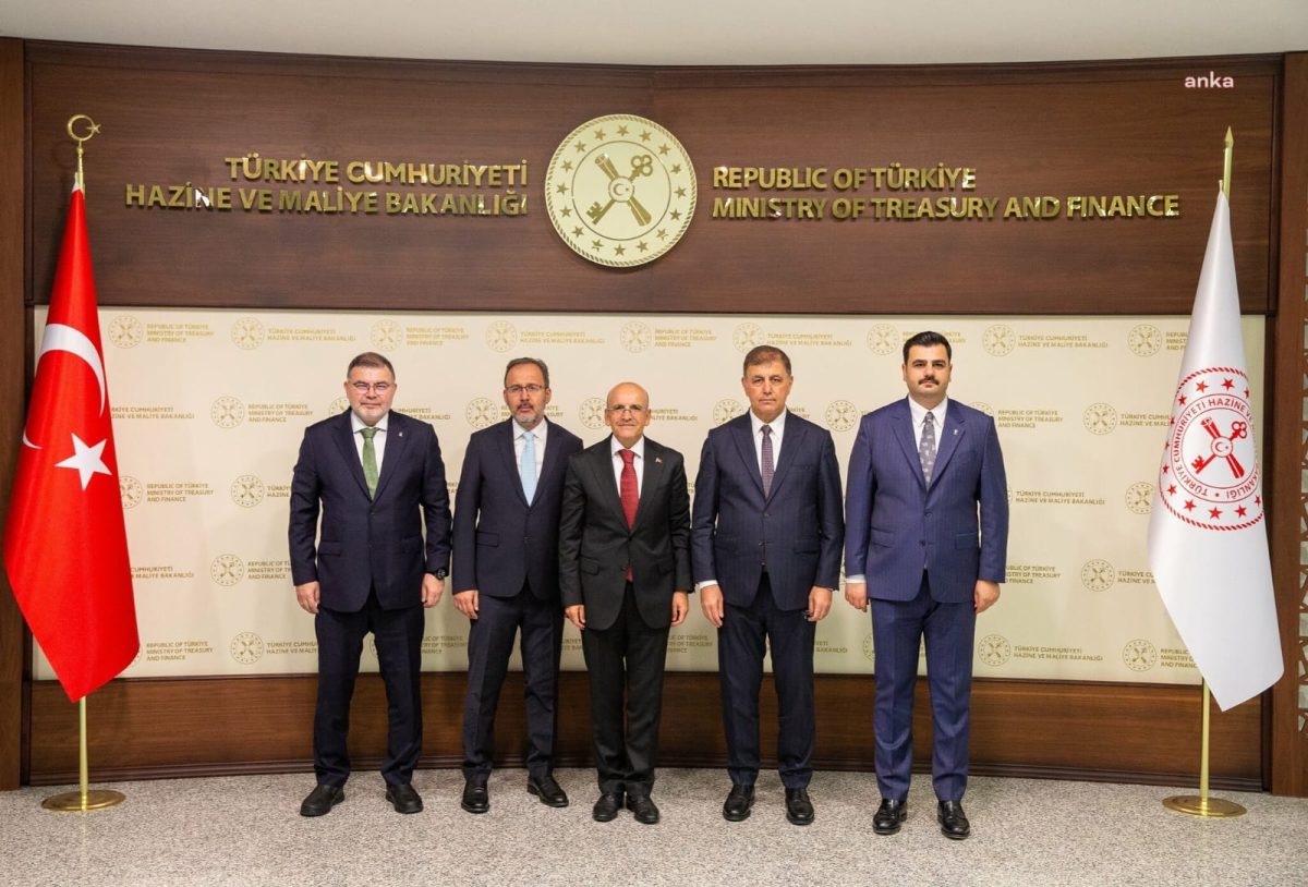 İzmir Büyükşehir Belediye Başkanı Tugay ile AK Parti Genel Sekreteri İnan, Hazine ve Maliye Bakanı Şimşek’i ziyaret etti