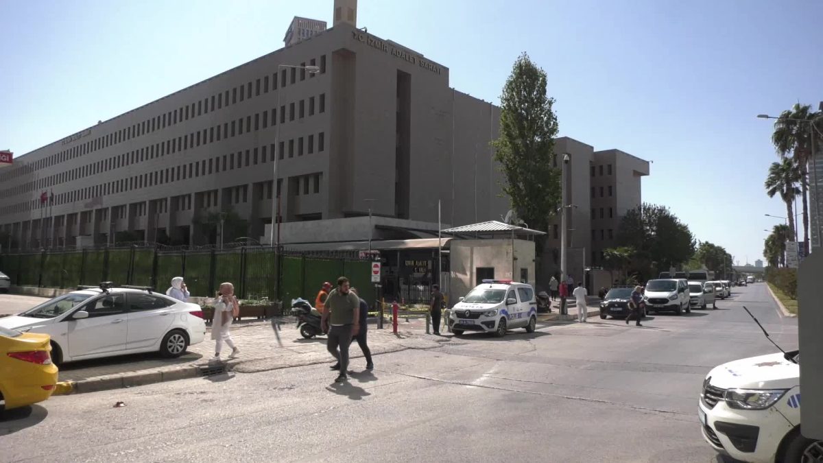 İzmir’de hukukçular yeni adli yılı protesto etti