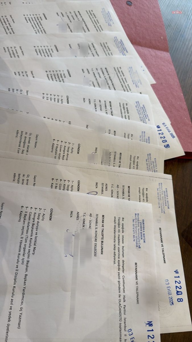 CHP İstanbul İl Kongresi delegeleri, olağanüstü kongrenin toplanması talebiyle noterde imza veriyor