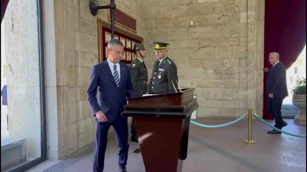 Genel Başkan Özel Anıtkabir’de
