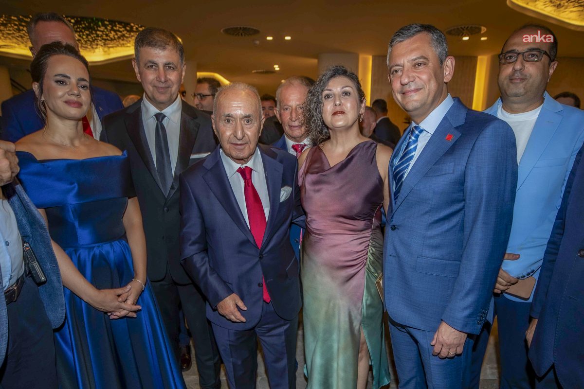 Özgür Özel, Cemil Tugay’ın kızı Defne ve Mümtaz Şanlı çiftinin düğün törenine katıldı