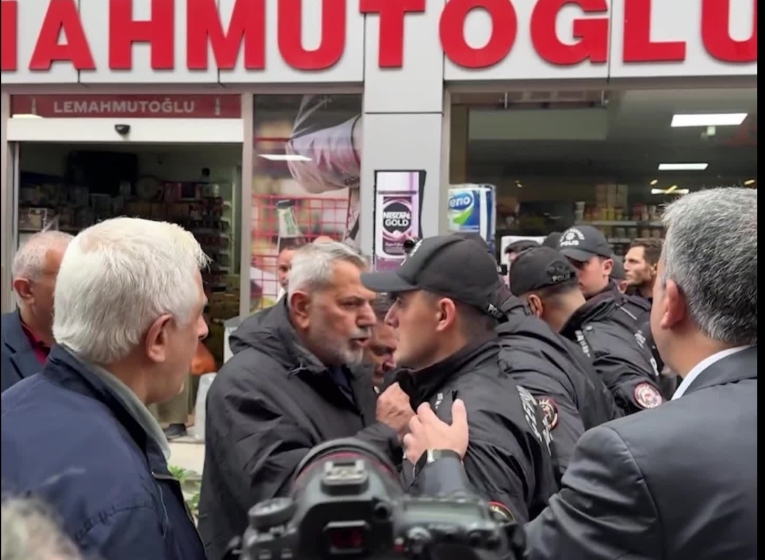 10 Ekim Ankara Gar katliamında yaşamını yitirenleri anmak için bir araya gelen Fındıklılı yurttaşlara polis engeli