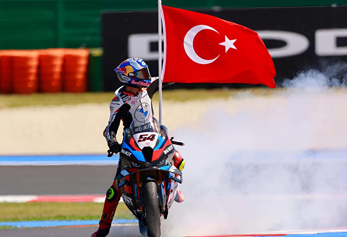 Milli motosikletçi Toprak Razgatlıoğlu, üçüncü kez dünya şampiyonu oldu