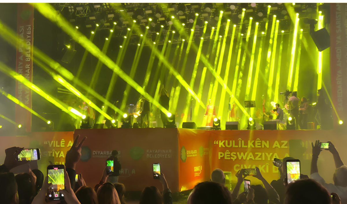 Seslendirdikleri şarkılarda ‘terör örgütü propagandası’ yapmaktan yargılanan Kürtçe müzik grubu “Koma Amed”, 30 yıl aradan sonra Diyarbakır’da konser verdi