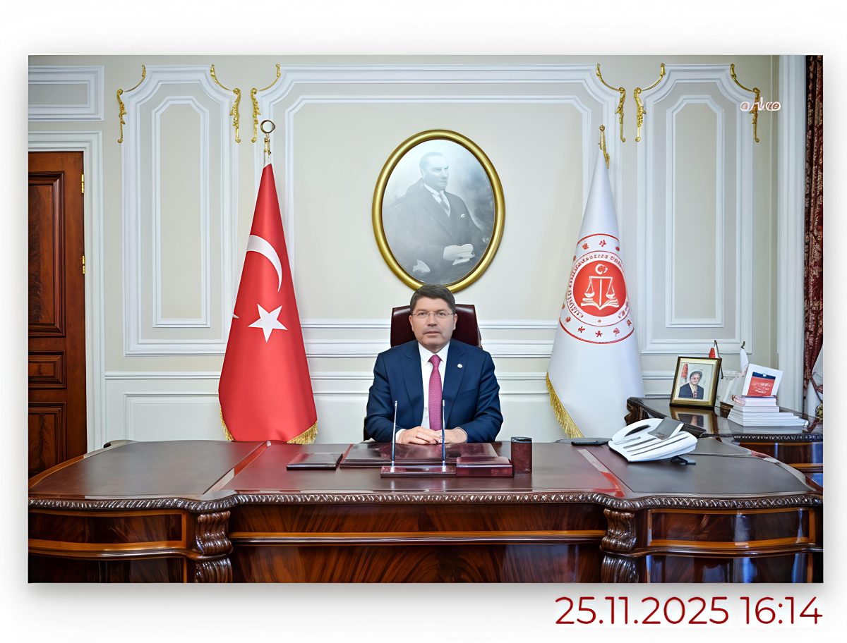 Bakan Tunç’tan Şanlıurfa Adalet Sarayı’ndaki patlamaya ilişkin açıklama: “Bir zabıt katibi bacağından yaralandı”