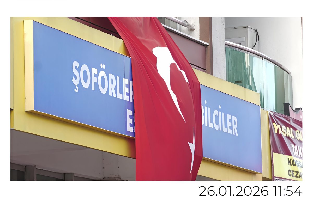 İzmir’de taksiciler Türk bayraklarıyla iş başı yaptı