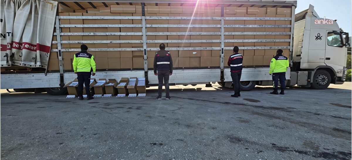 İzmir’de kaçakçılık operasyonu: 35 milyon değerinde kaçak sigara ele geçirildi, 3 kişi tutuklandı