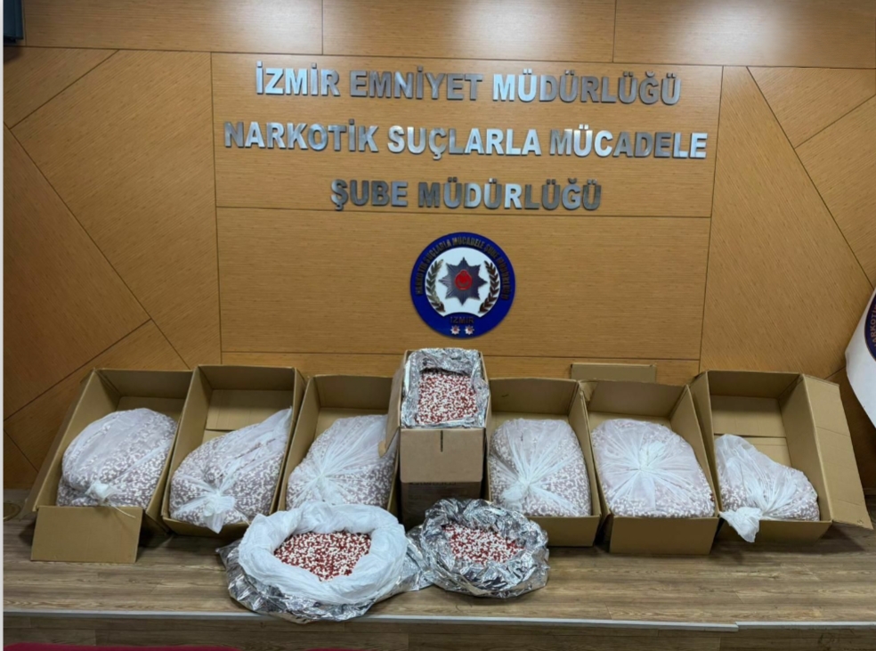 İzmir’de 356 bin sentetik ecza ele geçirildi