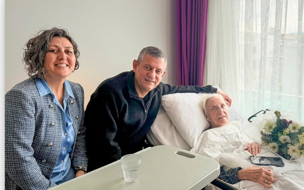 CHP Genel Başkanı Özel, İzmir’de bayram ve taziye ziyareti gerçekleştirdi