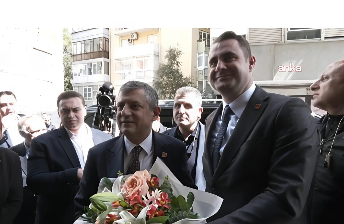 CHP Genel Başkanı Özel partisinin İzmir İl Başkanlığı’nı ziyaret etti