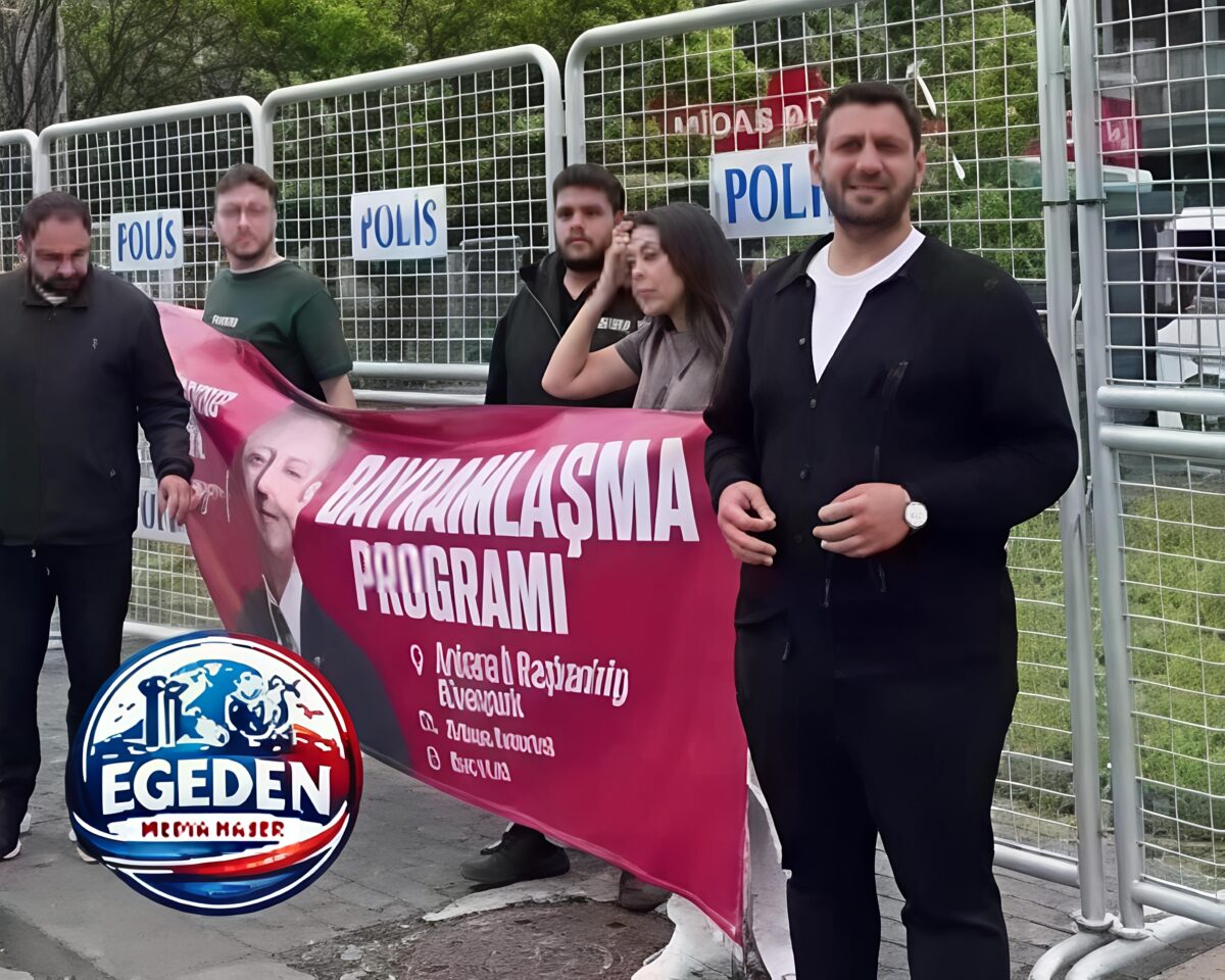 CHP Gençlik ve Kadın Kolları, CHP Genel Merkezi’nin girişine Özgür Özel’in bayramlaşma programının pankartını astı